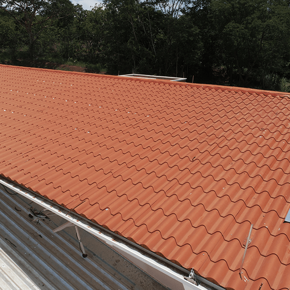 Cobertura residencial real instalada em Isotelha Colonial, perfil ondulado estilo telha cerâmica