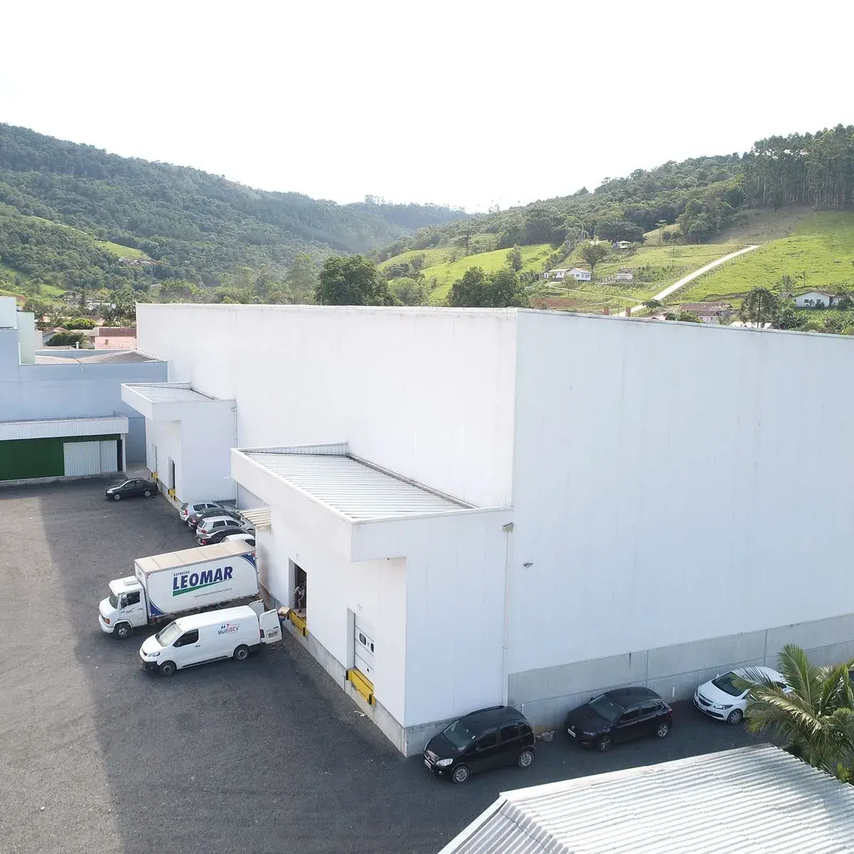 Galpão com fechamento em painel isotérmico para sala limpa, instalação real Therman